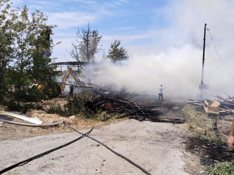 Balıkesir’in Ayvalık ilçesinde bulunan bir kereste deposunda çıkan yangın, itfaiye