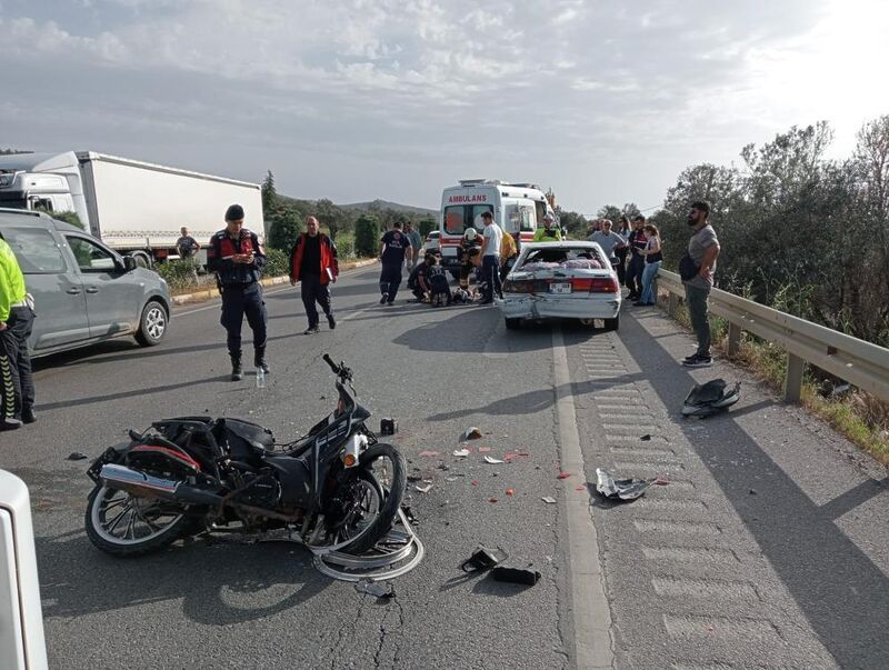 Balıkesir’in Burhaniye ilçesinde meydana gelen trafik kazasında motosiklet ile otomobil