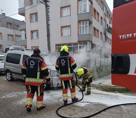 Bandırma'da araç yangını korkuttu AW452197 01 - Marmara Bölge Gazetesi