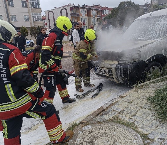 Balıkesir'in Bandırma ilçesinde park halindeki 07 BFS 872 plakalı araçta