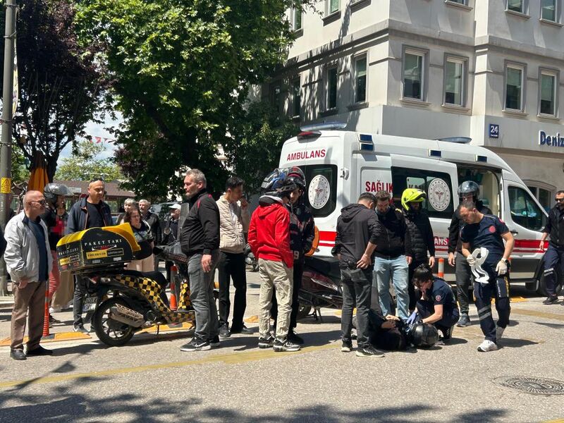 Balıkesir’in Bandırma ilçesinde bir market zincirinde çalışan motosikletli kurye, trafikte