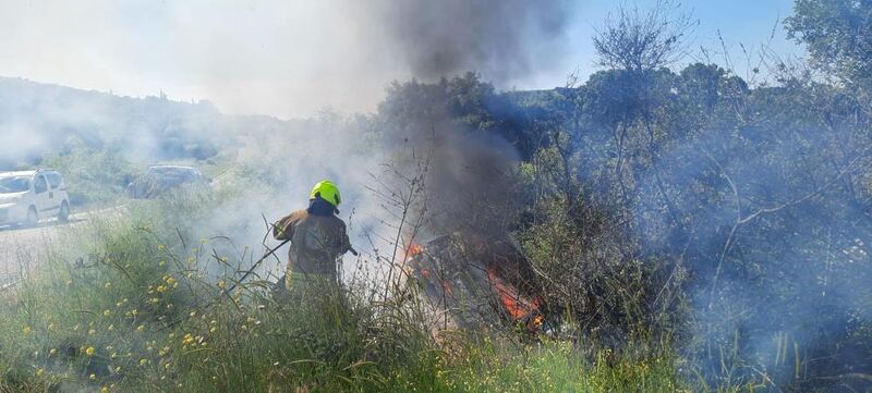 Balıkesir’in Gönen ilçesinde seyir halindeyken birdenbire alevlere teslim olan ticari