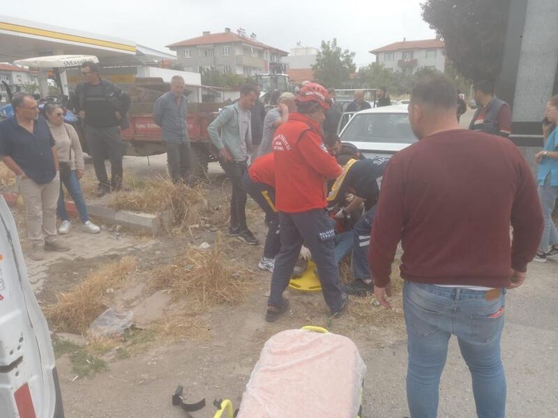 Balıkesir’in Savaştepe ilçesinde meydana gelen trafik kazasında iki kişi yaralandı.