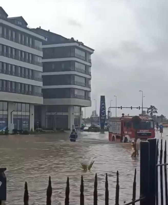 Balıkesir'in Bandırma ilçesinde sabah saatlerinde başlayan sağanak yağış kısa sürede