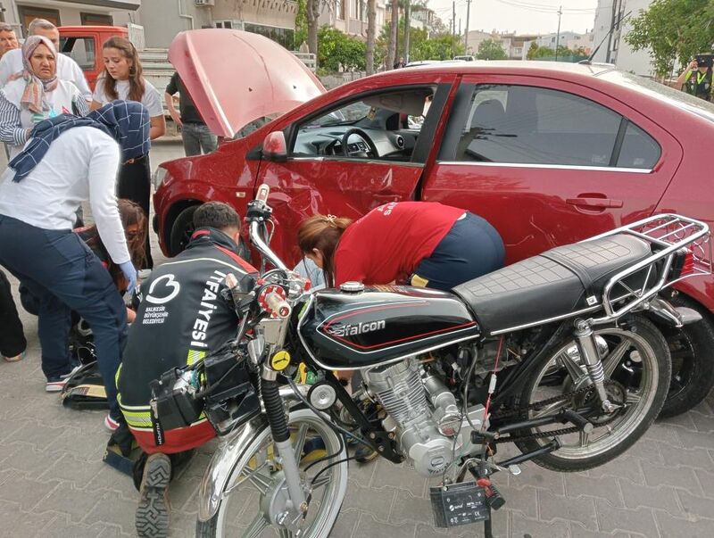 Balıkesir’in Burhaniye ilçesinde otomobil ile motosikletin karıştığı trafik kazasında bir
