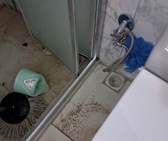 Balıkesir'in Gönen ilçesinde etkili olan sağanak yağış, altyapı yetersizliklerini bir