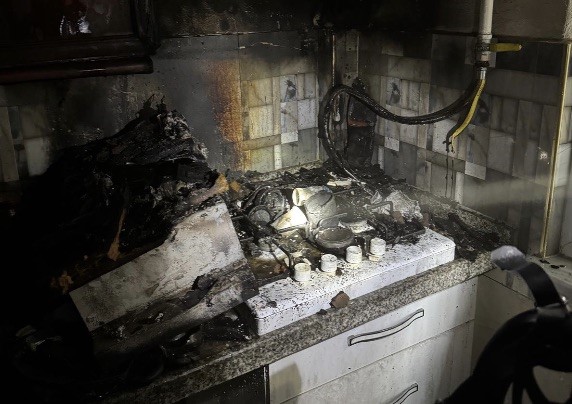 Balıkesir’in Bandırma ilçesinde bir apartman dairesinde çıkan yangın, itfaiye ekiplerinin