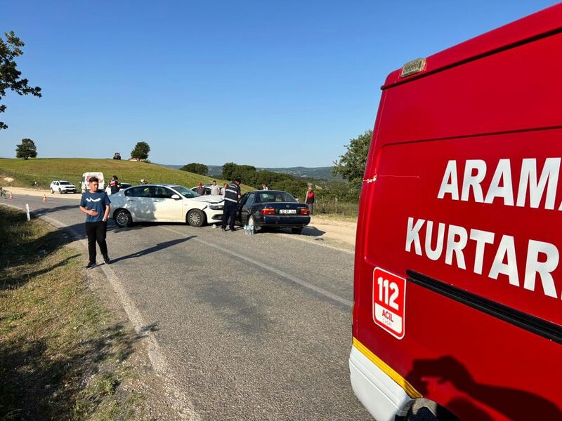 Balıkesir’in İvrindi ilçesinde meydana gelen trafik kazasında iki araç kafa
