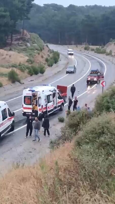 Balıkesir’in Edremit ilçesinde etkili olan yağmur, yolları kaygan hale getirirken
