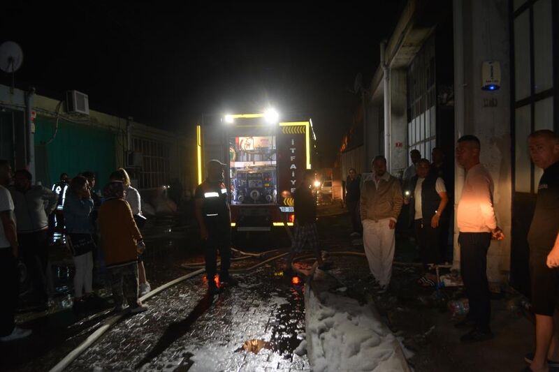 Balıkesir’in Ayvalık ilçesindeki bir gözlük üretim fabrikasında çıkan yangın paniğe