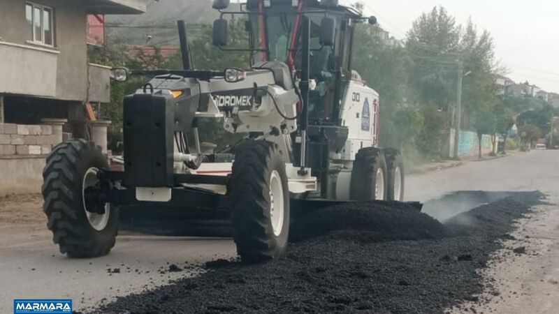 Bigadiç Belediyesi, ilçenin farklı noktalarında sürdürdüğü yol bakım ve onarım