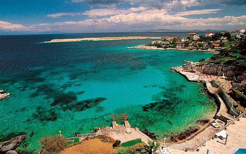 Karaburun’un merkezine sadece birkaç dakikalık mesafede yer alan Bodrum Koyu,