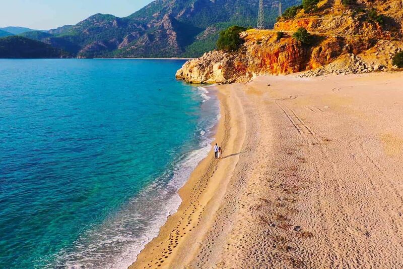 Muğla’nın Fethiye ilçesine bağlı Ölüdeniz beldesi, dünyaca ünlü sahilleriyle her