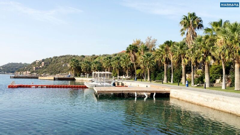 İzmir’in kuzey kıyılarında yer alan ve Çeşme ile Alaçatı’nın kalabalığından