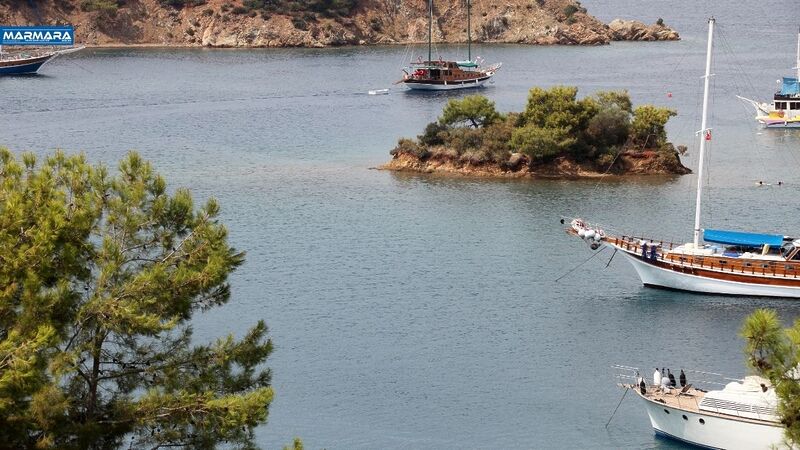 Muğla’nın Fethiye ilçesine bağlı Göcek, sakin doğası, masmavi koyları ve