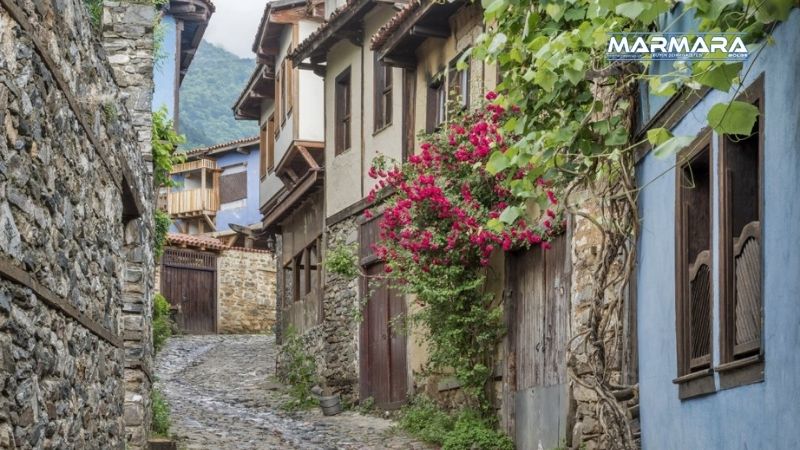 Balıkesir’den sadece 1,5 saatlik bir yolculukla ulaşılabilen Cumalıkızık, tarihi dokusu