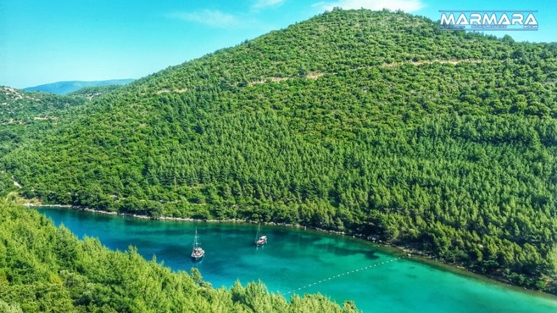 Sarp kayalıklar ve taşlı kıyılardan ziyade yeşille mavinin buluştuğu, huzur