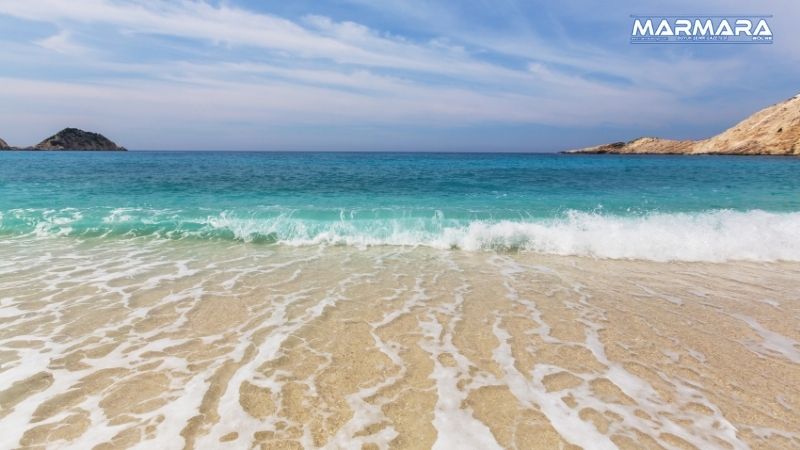 Balıkesir’in gözde tatil bölgelerinden Erdek’te, yaz sıcaklarından kaçıp serinlemek isteyenlerin