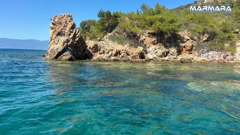 Balıkesir’in Burhaniye ilçesinde yer alan Artur Güvercin Koyu, Ege’nin mavisiyle