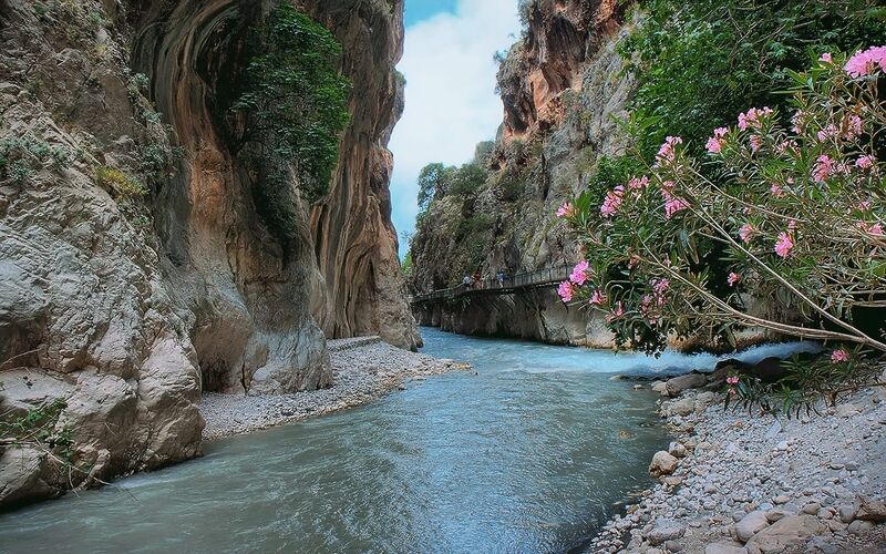 Muğla ile Antalya sınırında yer alan Saklıkent Kanyonu, Akdeniz’in en