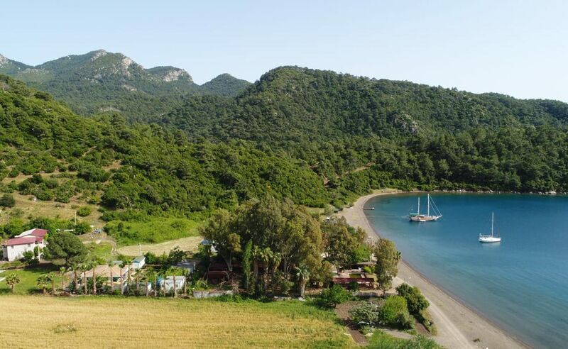 Çam ormanlarının huzuruyla sarılmış, deniziyle büyüleyen Muğla’nın Hisarönü Köyü; sessizliği,