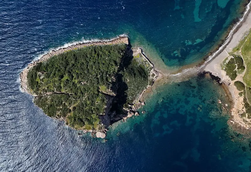 Denizin içinden yürüyerek ulaşılan Çıfıt Adası, hem huzur arayanlara hem