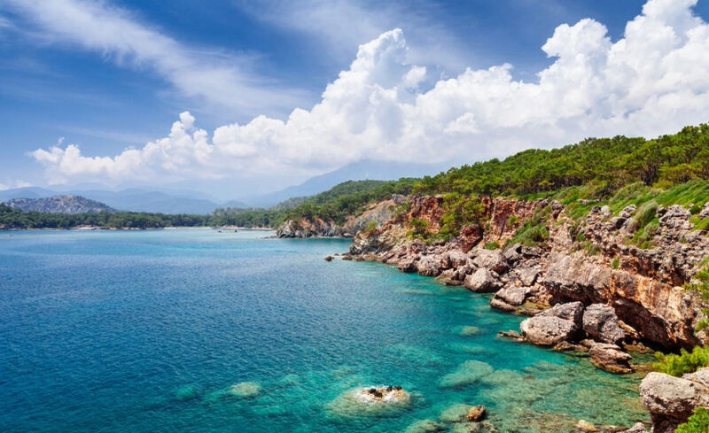 Antalya’nın Kemer ilçesi, sadece masmavi koylarıyla değil, köklü tarihî dokusuyla