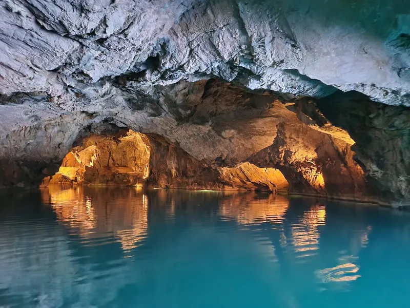 Antalya’nın Alanya ilçesinde yer alan Damlataş Mağarası, sadece büyüleyici doğal