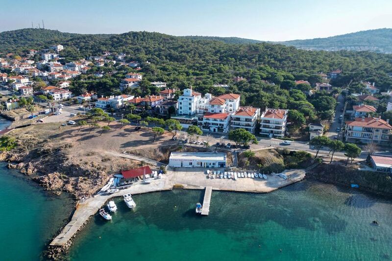 Balıkesir’in Ayvalık ilçesine bağlı Çamlık, tarih kokan taş evleri, zeytinliklerle