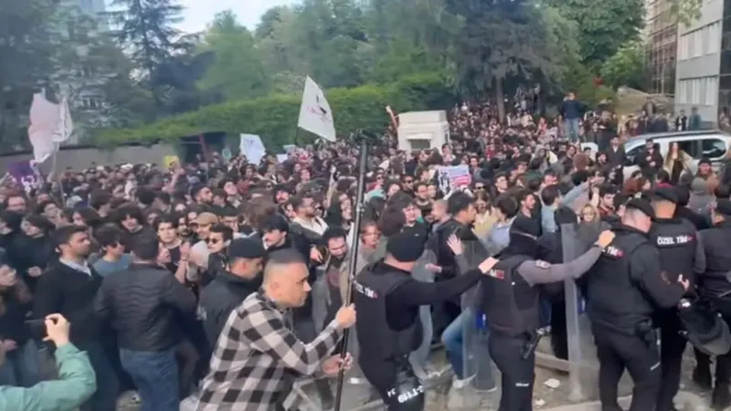 Boğaziçi Üniversitesi’nde ilahiyatçı Nureddin Yıldız’ın davet edildiği bir etkinliği protesto