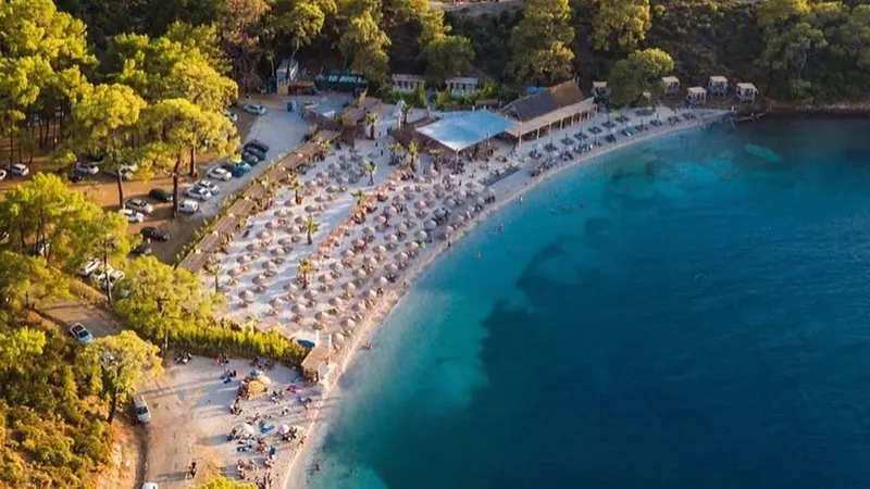 Muğla’nın Fethiye ilçesinde yer alan Boncuklu Koyu, çam ormanlarıyla çevrili