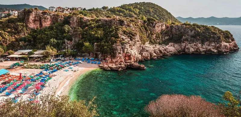 Antalya'nın Kaş ilçesinde, şehir merkezine sadece 1,5 kilometre mesafede yer