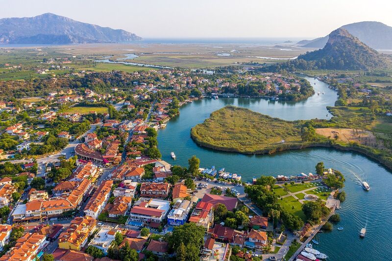 Muğla’nın Dalyan beldesi, tarihi dokusu, doğal güzellikleri ve huzurlu atmosferiyle