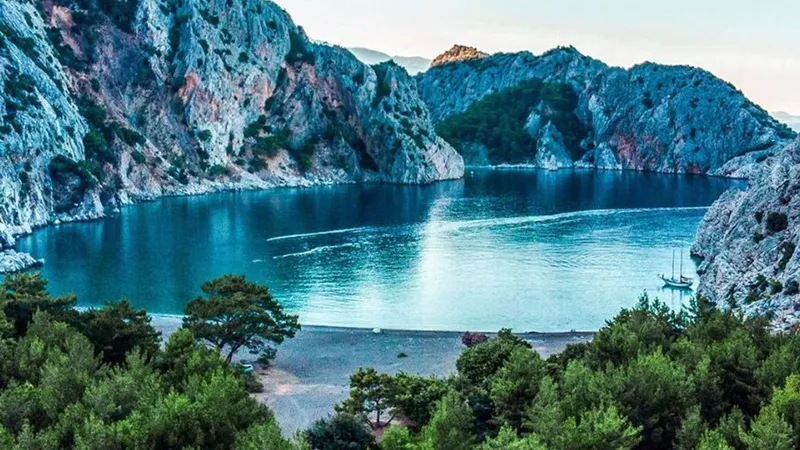 Antalya’nın kalabalıktan uzak, bakir doğasıyla büyüleyen köşelerinden biri olan Sazak