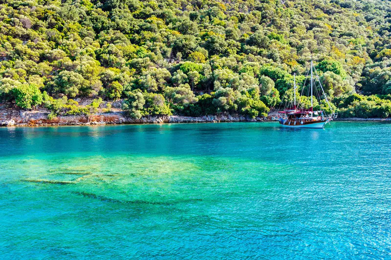 Akdeniz’in ortasında, yalnızca deniz yoluyla ulaşılabilen bu eşsiz koy, doğallığını