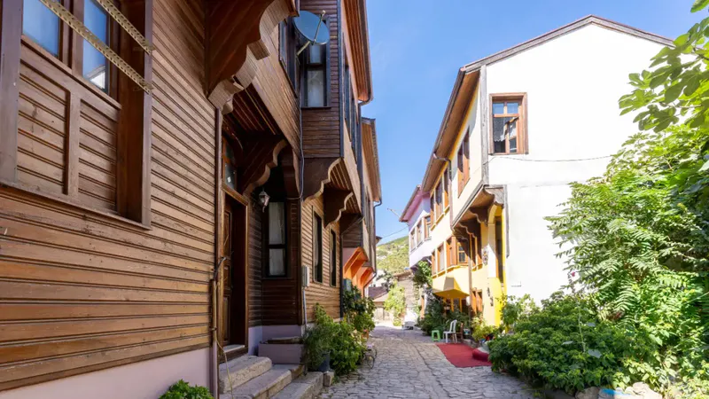 Görkemli geçmişi, taş duvarlı sokakları ve her biri başka renge