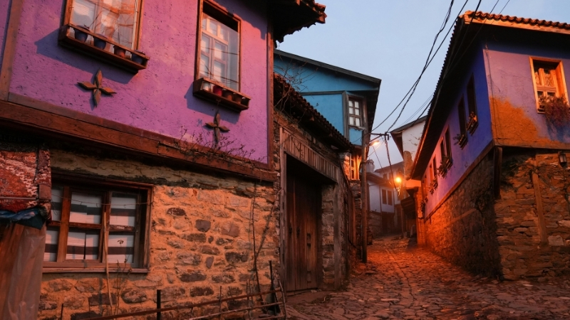 Kazdağları'nın eteklerine saklanmış Akpınar Köyü, doğası, tarihi ve huzur dolu