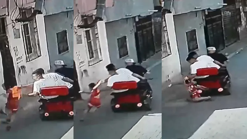Adana’nın Yüreğir ilçesinde Galatasaray forması giyen bir çocuk, sokak ortasında