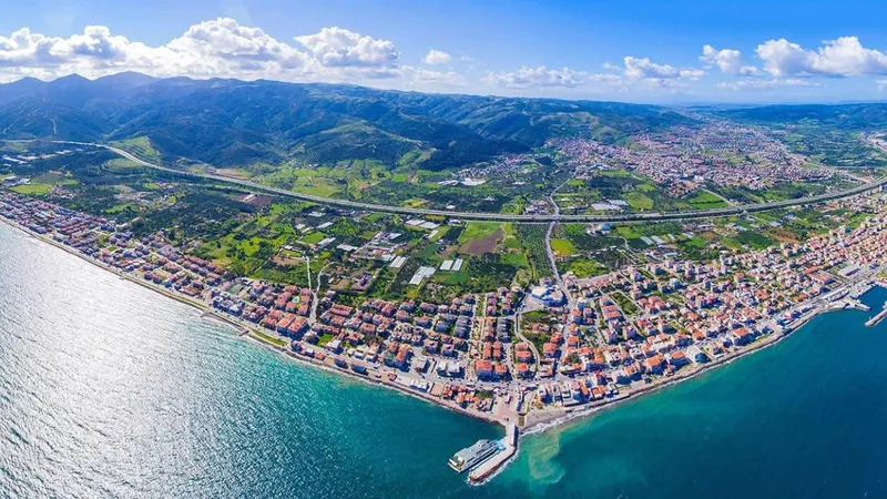 İzmir’in batıya açılan kapısı Güzelbahçe, şehir merkezine yakınlığı ve doğal