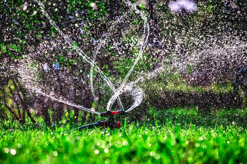Bahçe Sularken Su Tasarrufu Yapmanın 7 Etkili Yolu lawn irrigation system spraying water lawn very hot weather 1024x683 1 - Marmara Bölge: Balıkesir Son Dakika Haberleri ile Hava Durumu