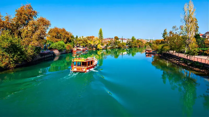 Antalya'nın doğusunda yer alan Manavgat, doğal güzellikleri, tarihi zenginlikleri ve