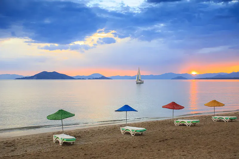 Fethiye’nin batısında yer alan Çalış Plajı, eşsiz gün batımı manzarası