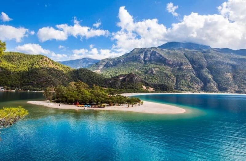 Muğla’nın Fethiye ilçesinden çam ağaçlarıyla bezeli kıvrımlı bir yol, sizi