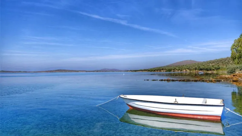 Balıkesir’in Ayvalık ilçesine bağlı Cunda Adası’nda, kalabalığın ve şehir gürültüsünün