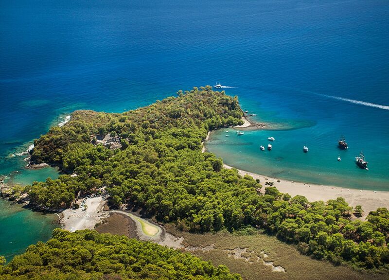 Akdeniz kıyılarının en özel noktalarından biri olan Phaselis Koyu, hem