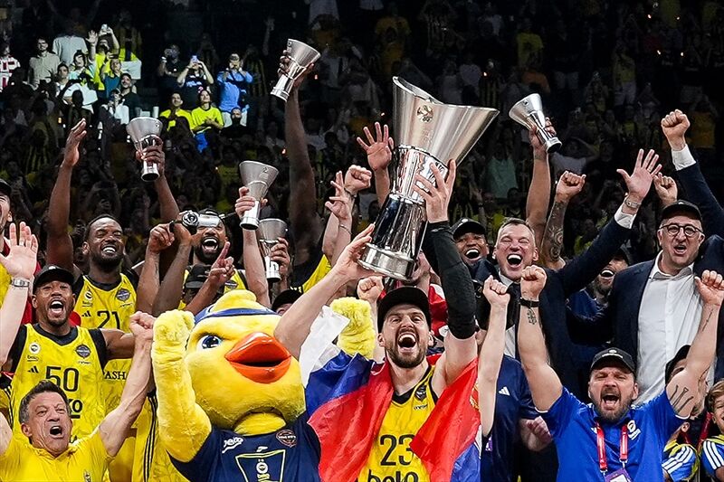 EuroLeague Final Four'da rakiplerini geride bırakarak büyük bir zafere imza