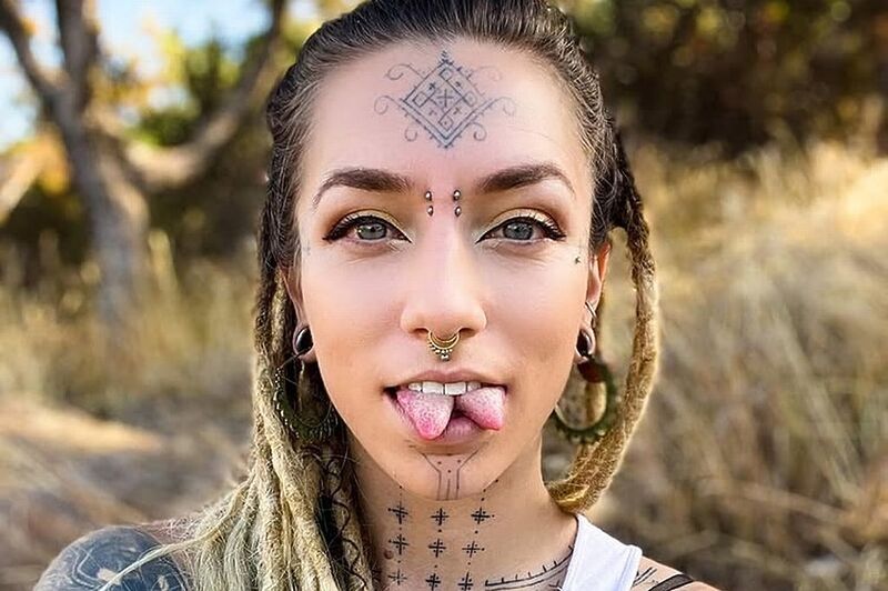 18 yaşına adım attıktan sonra bedeninde sıra dışı değişiklikler yapmaya