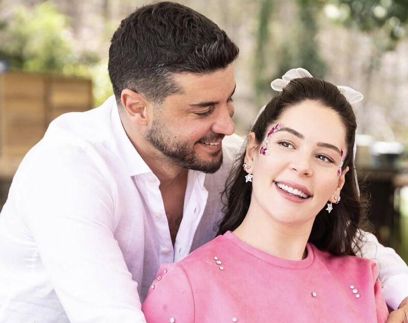 Ünlü oyuncular Berk Oktay ve Yıldız Çağrı Atiksoy, kızları Mira
