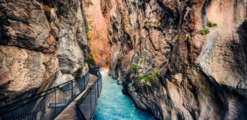 Akdeniz’in iki turizm devi Muğla ve Antalya’nın sınırında, ziyaretçilerini serin