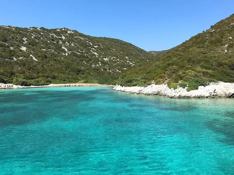 Sadece deniz yoluyla ulaşılabilen bu saklı koy, cam gibi denizi,